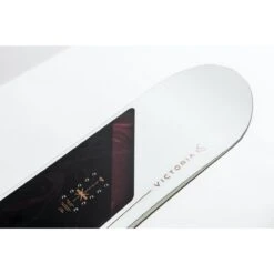 Nitro Victoria Snowboard - Dame -Ski Fremme Butik 830687 001 victoria 152 detail 1
